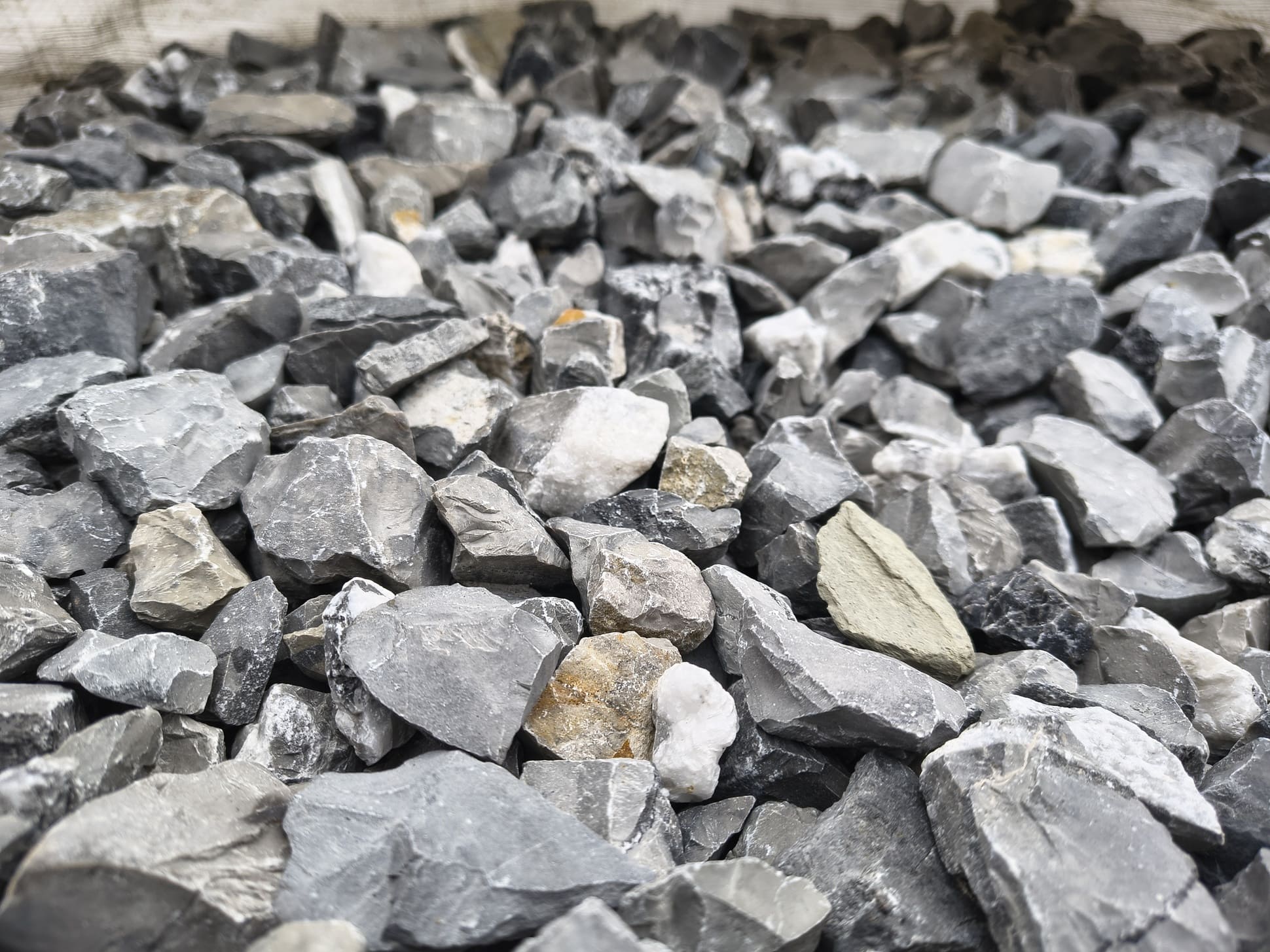 Grys Karbon 16-32 mm